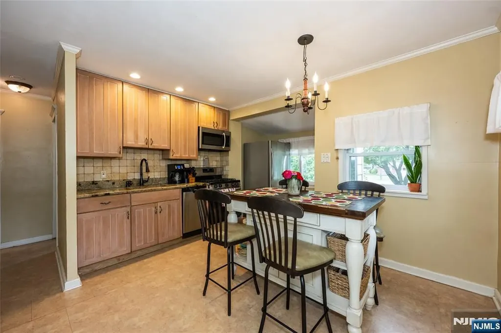 20 Sunrise Avenue Bloomingdale NJ 07403