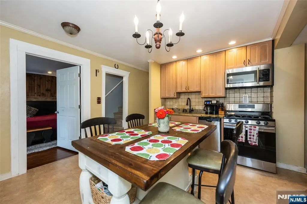 20 Sunrise Avenue Bloomingdale NJ 07403