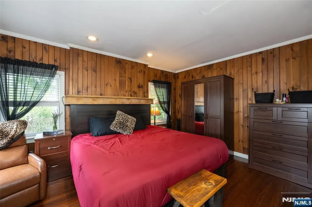 20 Sunrise Avenue Bloomingdale NJ 07403