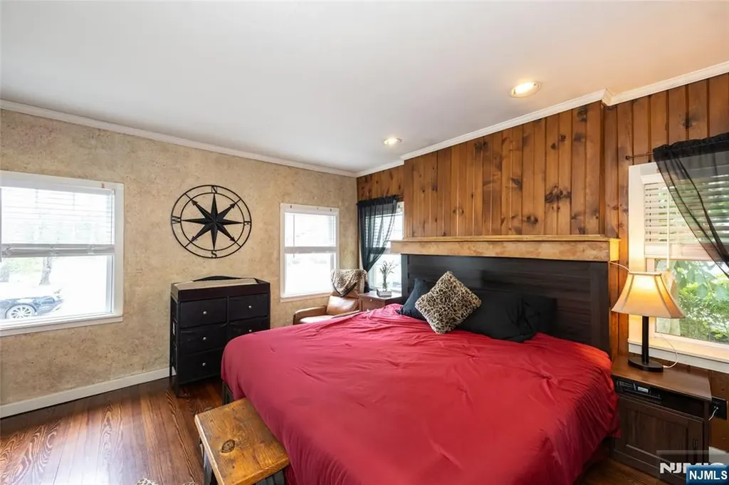 20 Sunrise Avenue Bloomingdale NJ 07403