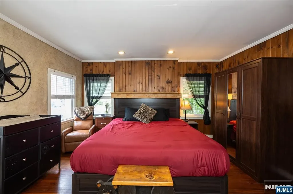 20 Sunrise Avenue Bloomingdale NJ 07403