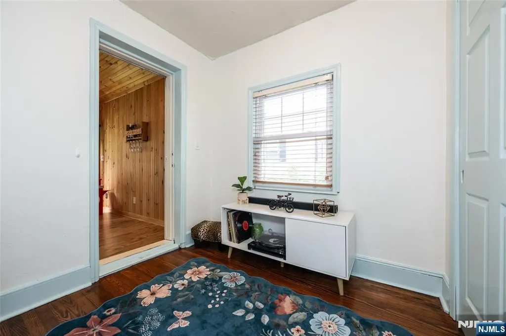 20 Sunrise Avenue Bloomingdale NJ 07403