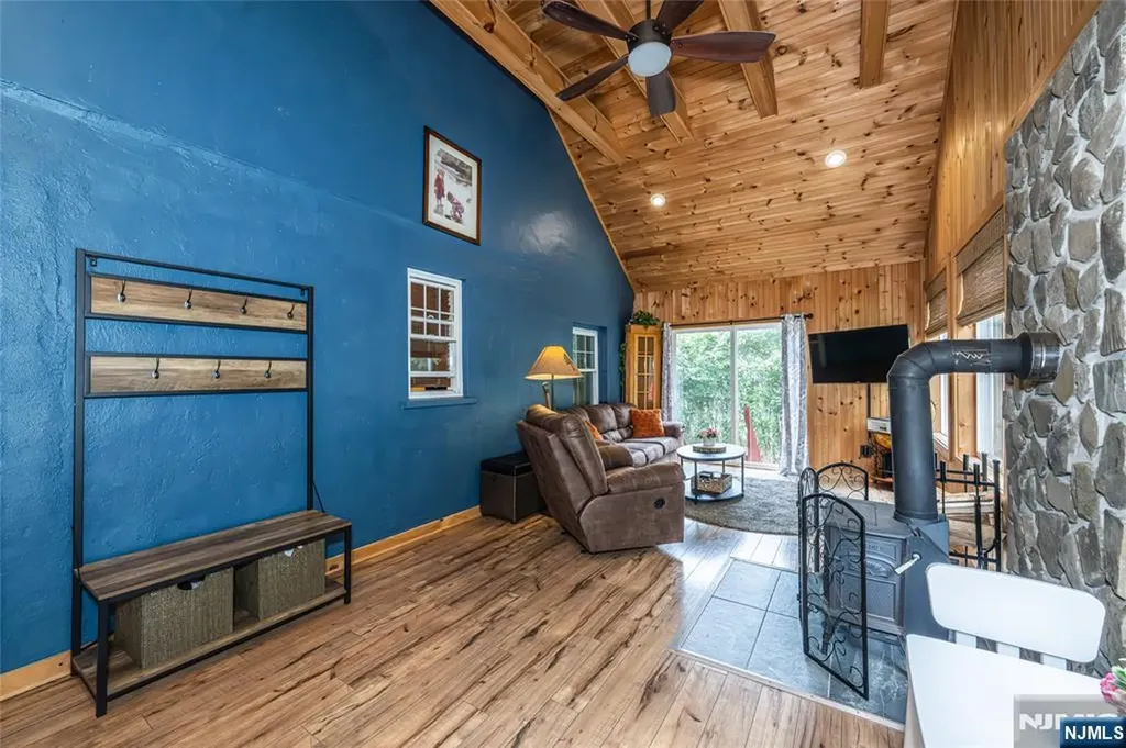 20 Sunrise Avenue Bloomingdale NJ 07403