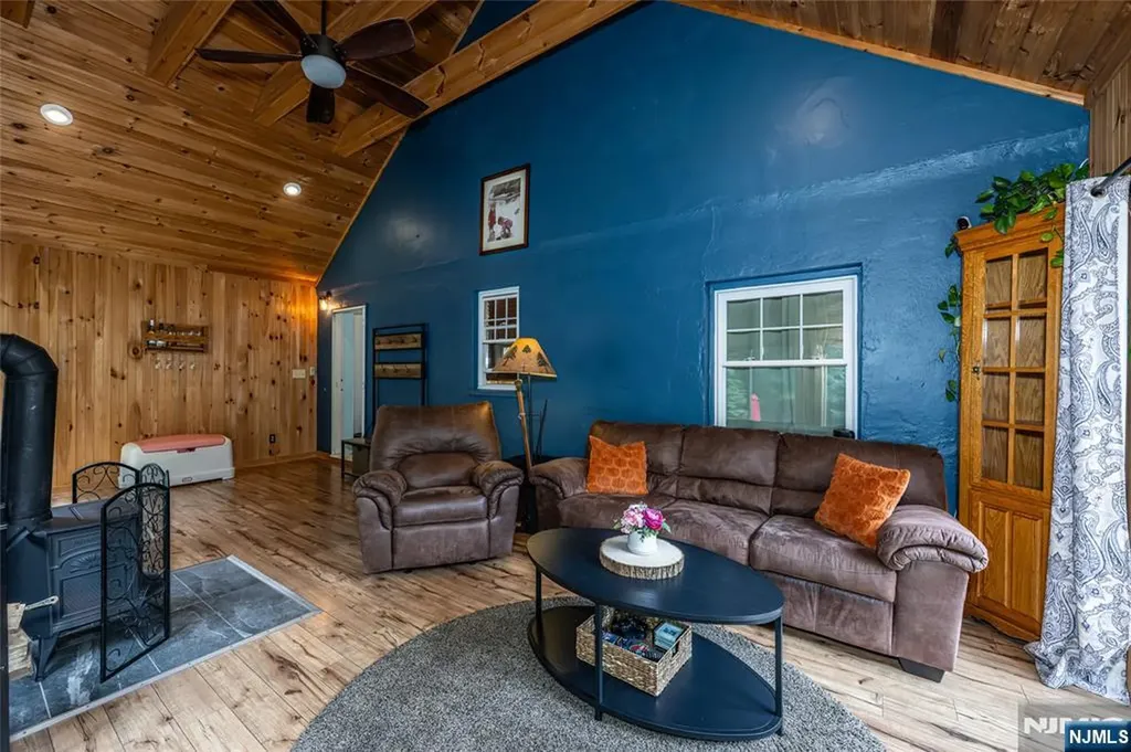 20 Sunrise Avenue Bloomingdale NJ 07403