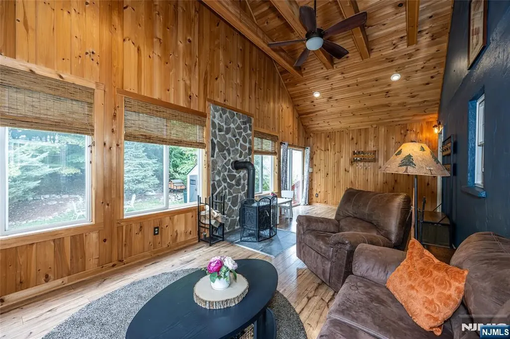 20 Sunrise Avenue Bloomingdale NJ 07403