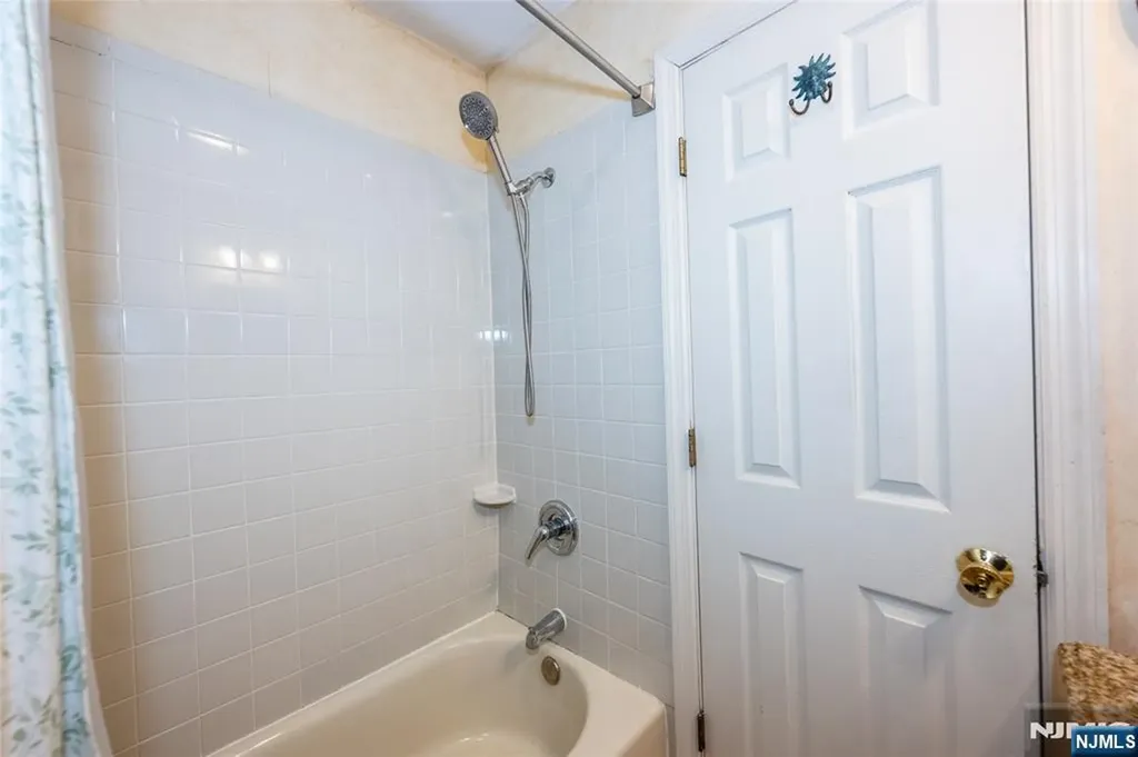 20 Sunrise Avenue Bloomingdale NJ 07403