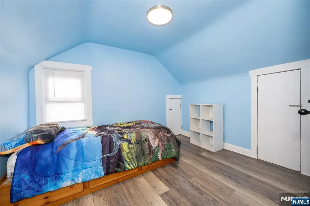 20 Sunrise Avenue Bloomingdale NJ 07403