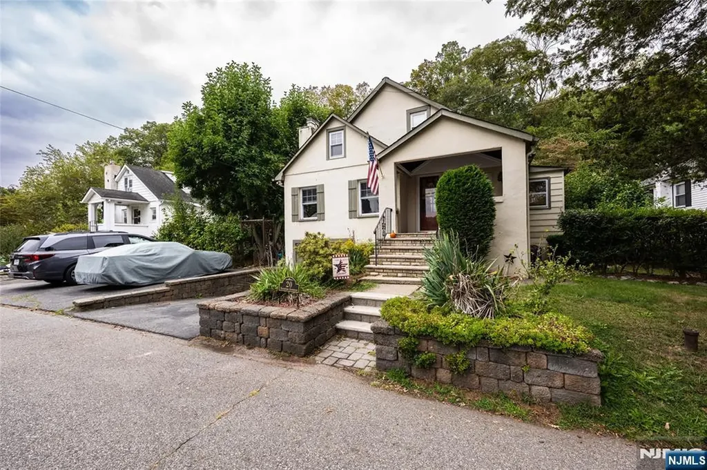 20 Sunrise Avenue Bloomingdale NJ 07403