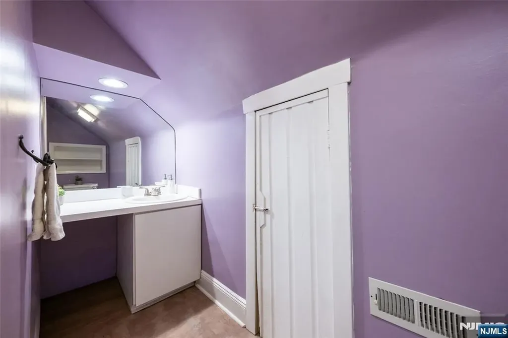 20 Sunrise Avenue Bloomingdale NJ 07403