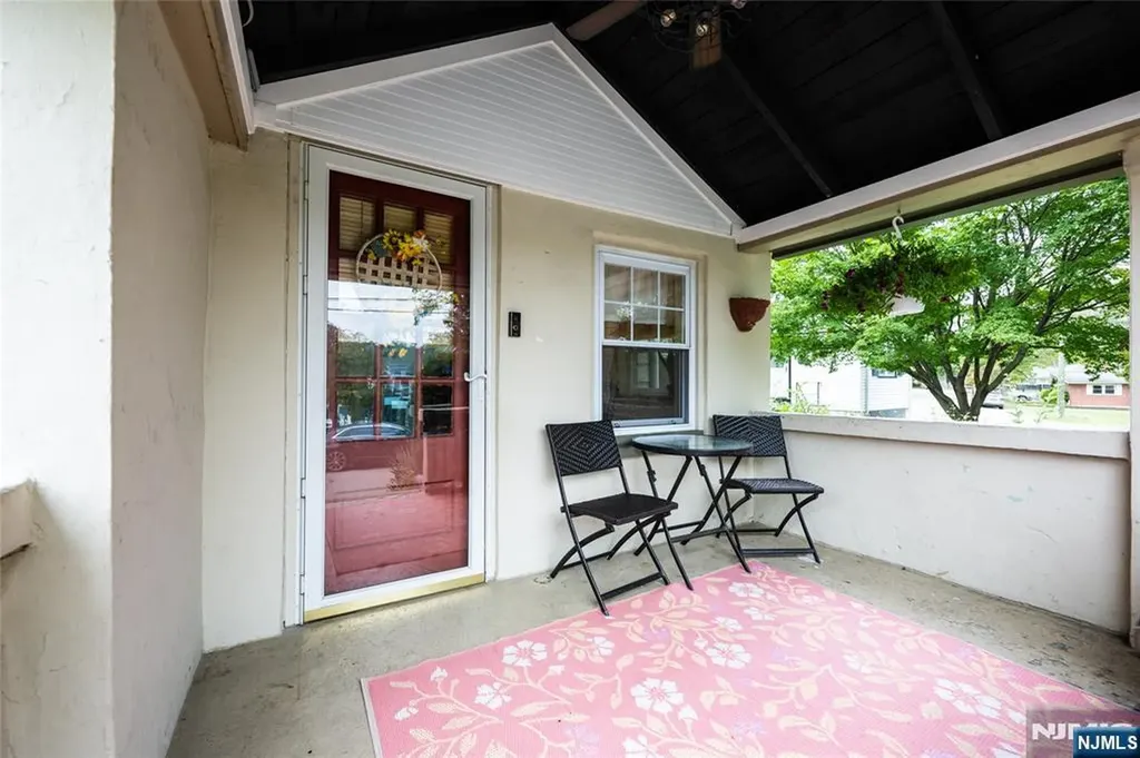 20 Sunrise Avenue Bloomingdale NJ 07403