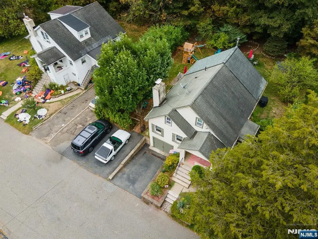 20 Sunrise Avenue Bloomingdale NJ 07403