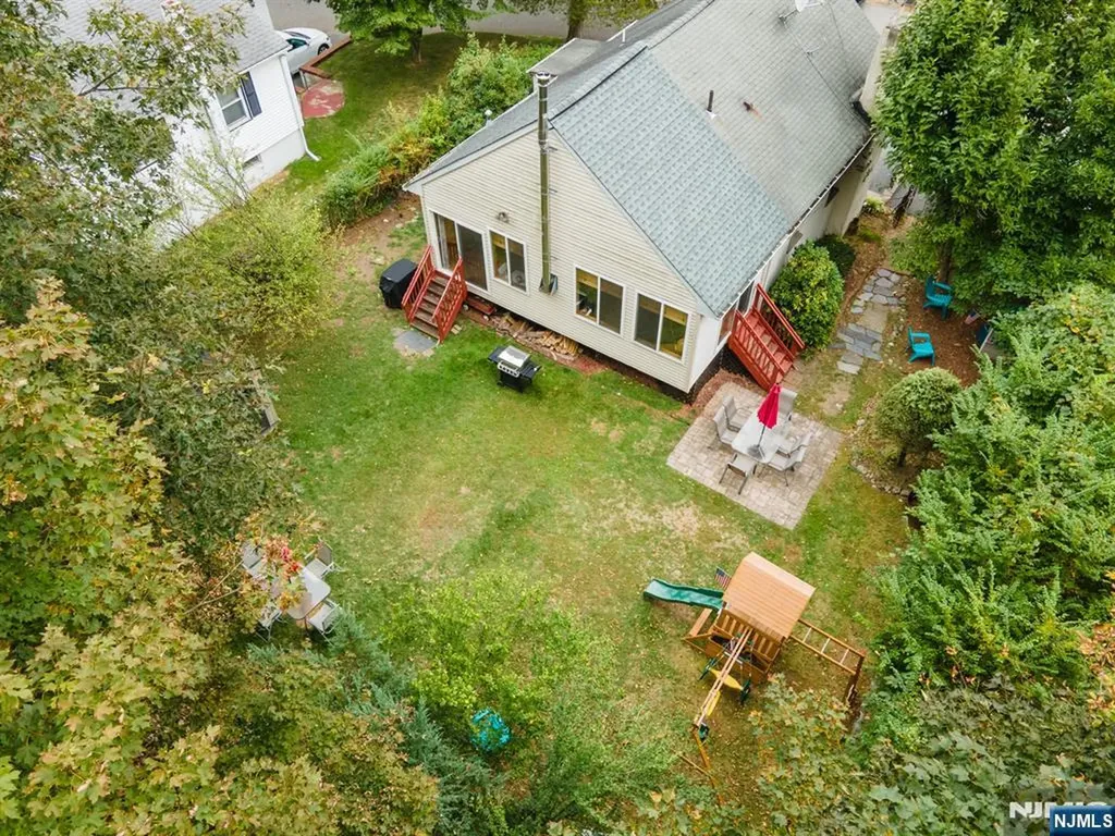 20 Sunrise Avenue Bloomingdale NJ 07403