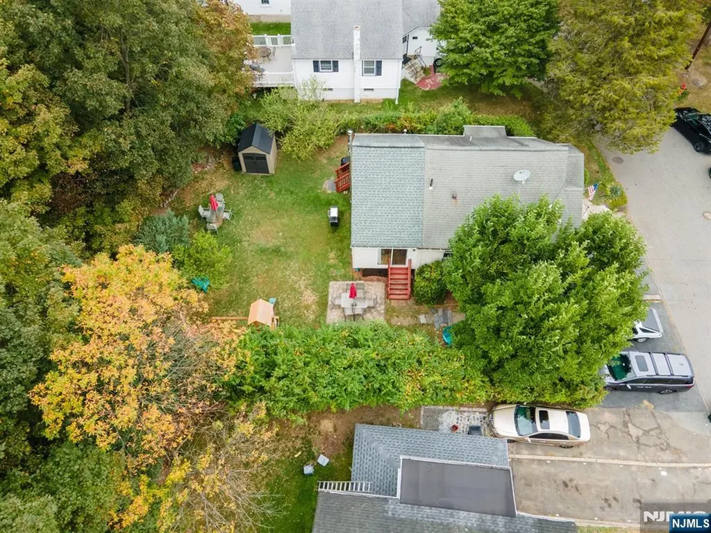 20 Sunrise Avenue Bloomingdale NJ 07403