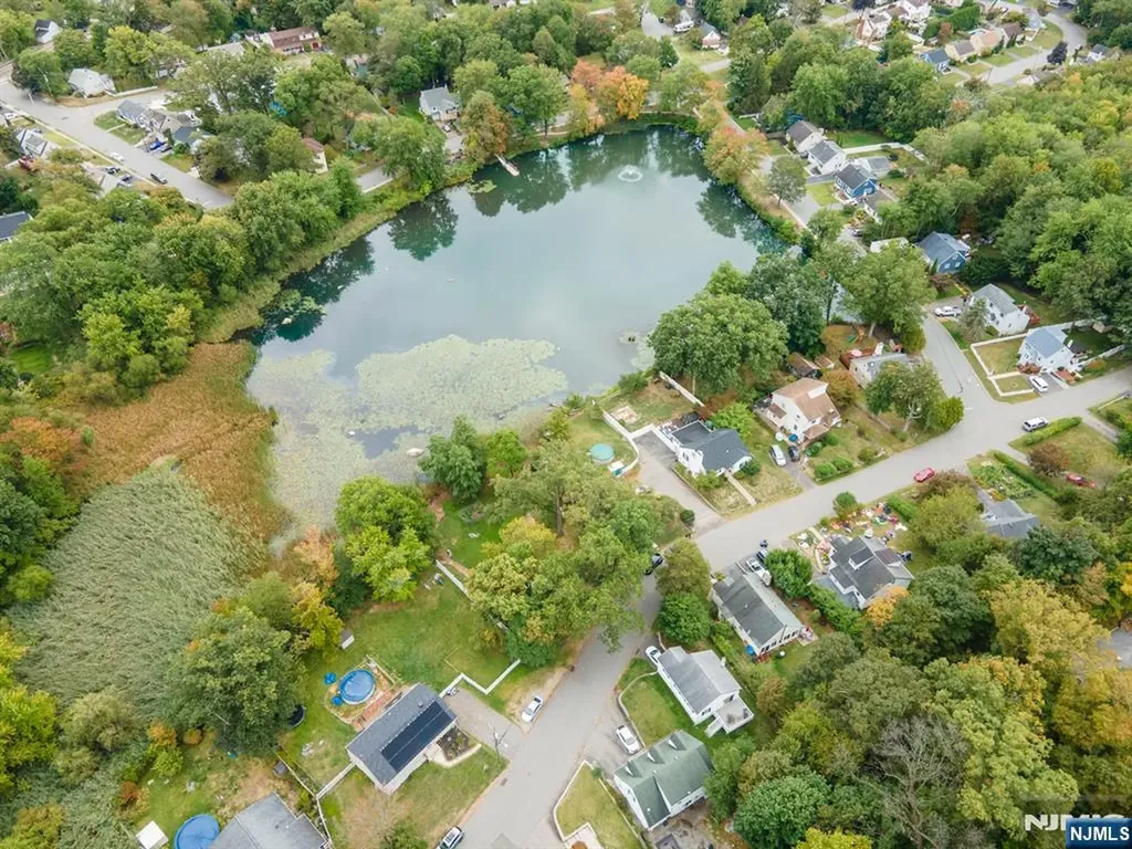 20 Sunrise Avenue Bloomingdale NJ 07403