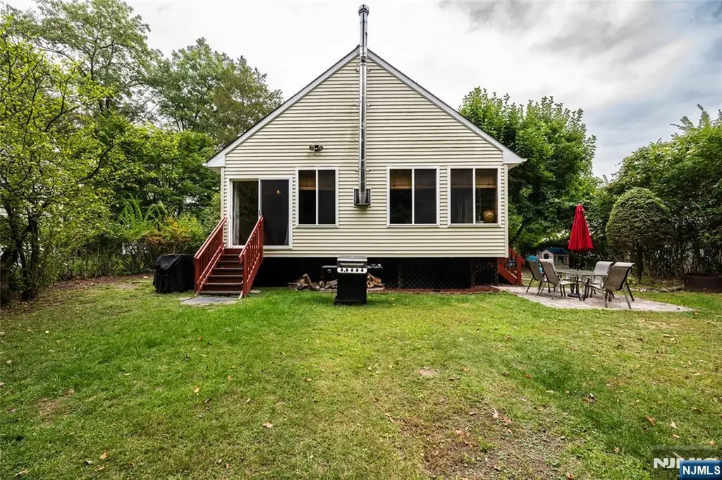 20 Sunrise Avenue Bloomingdale NJ 07403