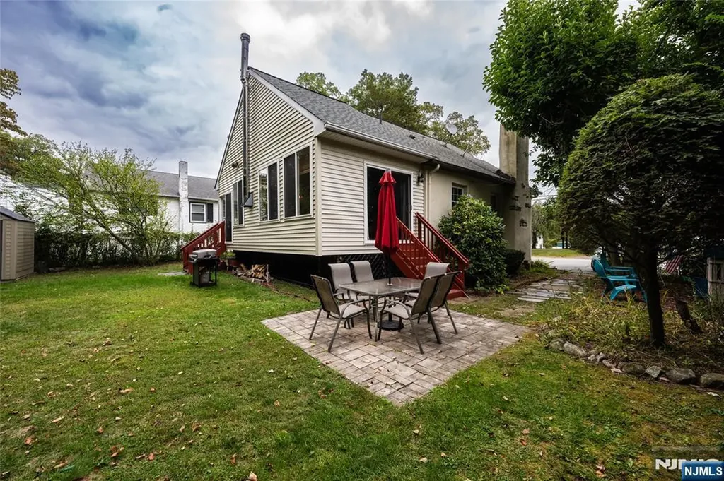 20 Sunrise Avenue Bloomingdale NJ 07403