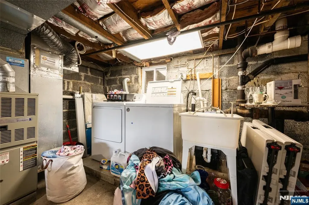 20 Sunrise Avenue Bloomingdale NJ 07403