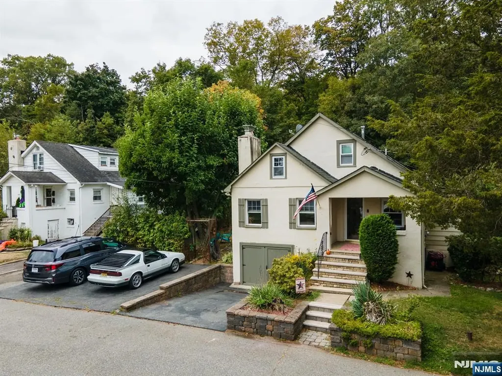 20 Sunrise Avenue Bloomingdale NJ 07403