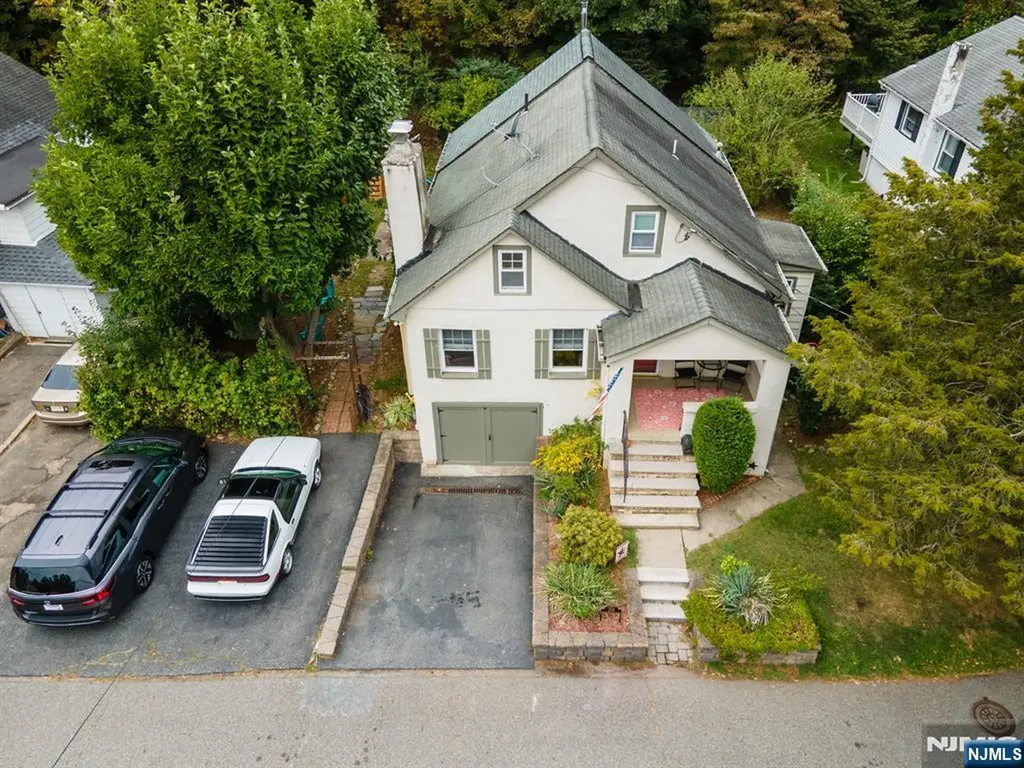 20 Sunrise Avenue Bloomingdale NJ 07403