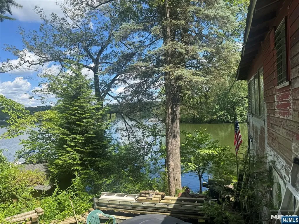 151 Pine Tree Road Bloomingdale NJ 07403