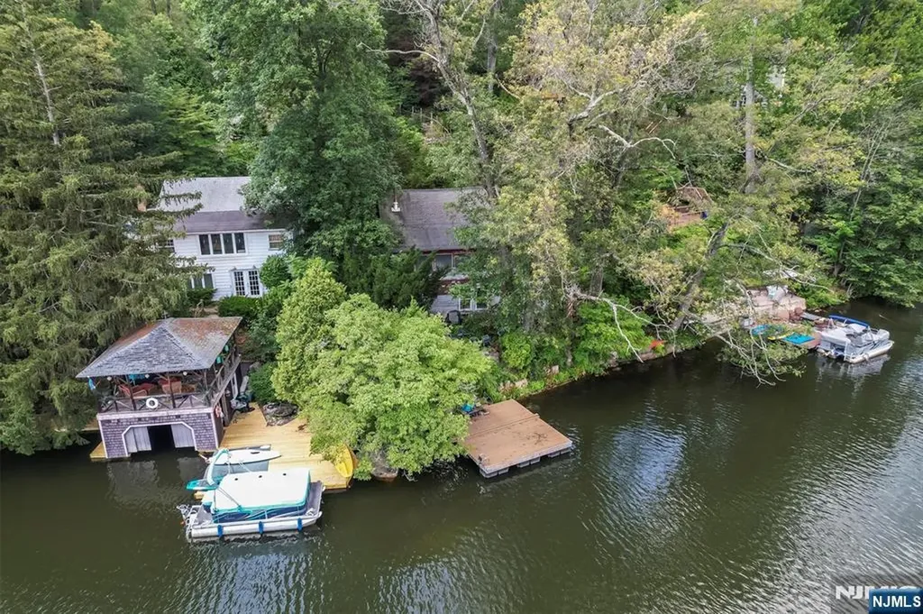 151 Pine Tree Road Bloomingdale NJ 07403