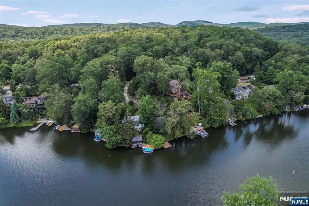 151 Pine Tree Road Bloomingdale NJ 07403