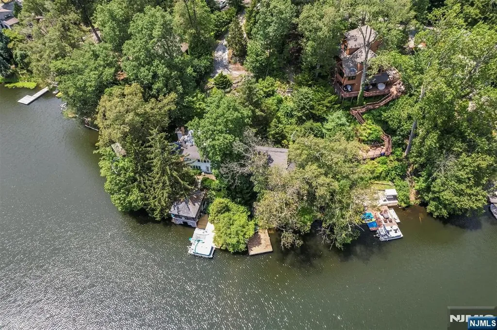 151 Pine Tree Road Bloomingdale NJ 07403