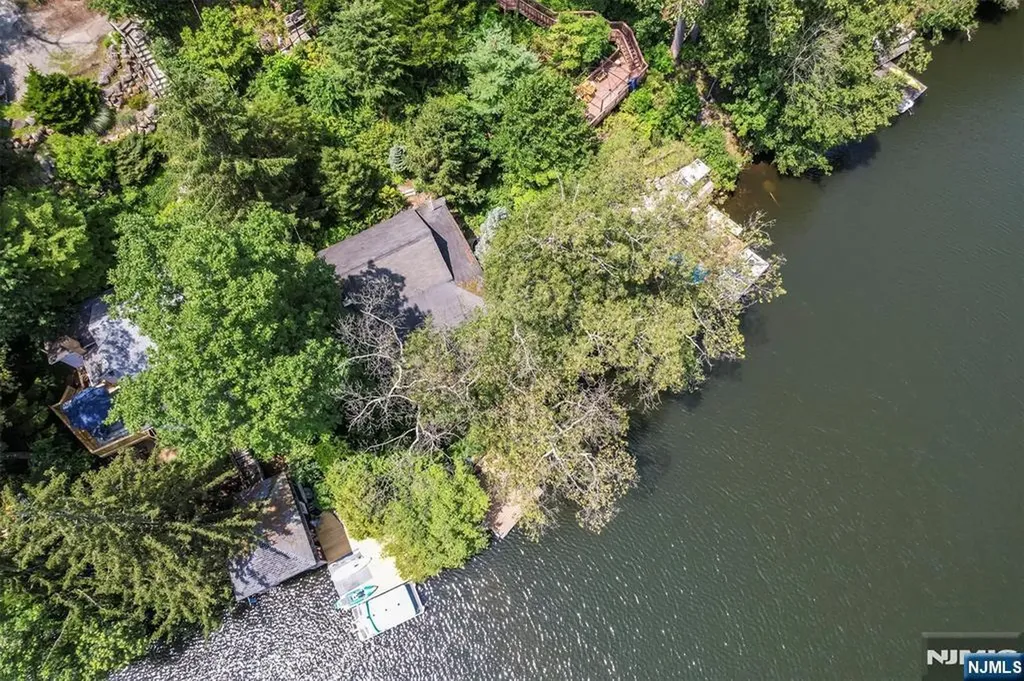 151 Pine Tree Road Bloomingdale NJ 07403