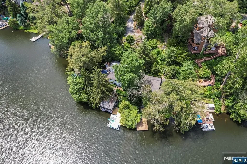 151 Pine Tree Road Bloomingdale NJ 07403