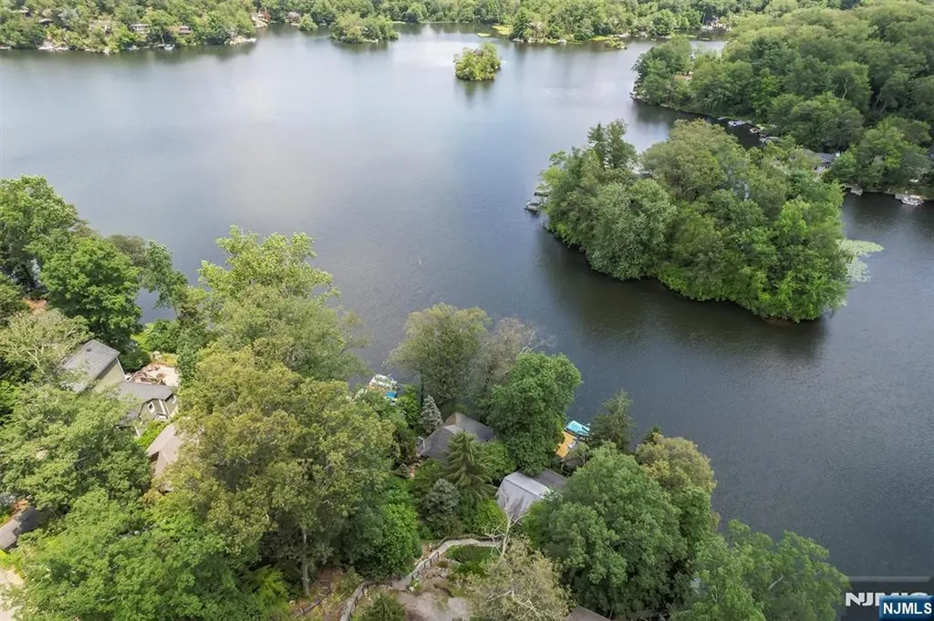 151 Pine Tree Road Bloomingdale NJ 07403