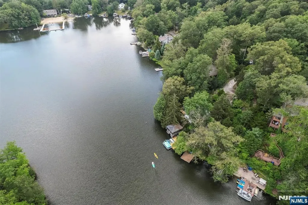 151 Pine Tree Road Bloomingdale NJ 07403