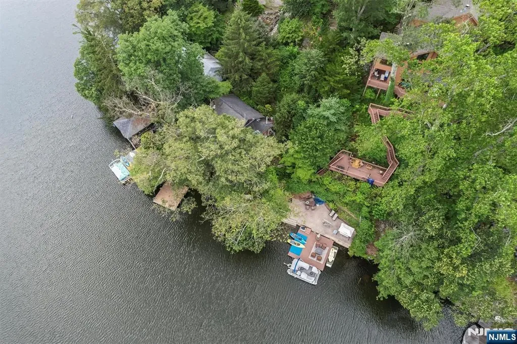 151 Pine Tree Road Bloomingdale NJ 07403