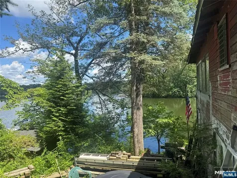 151 Pine Tree Road Bloomingdale NJ 07403