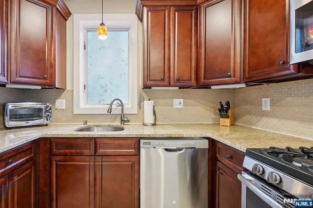 18 Carlisle Street Bergenfield NJ 07621