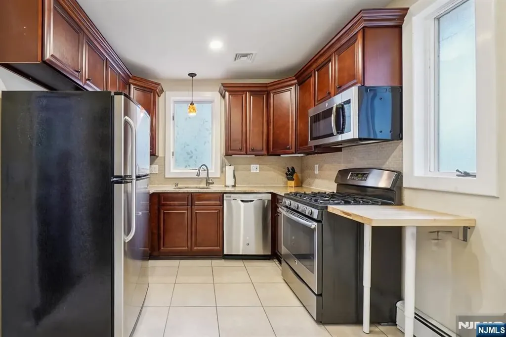 18 Carlisle Street Bergenfield NJ 07621