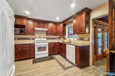 145 Willow Street Elmwood Park NJ 07407