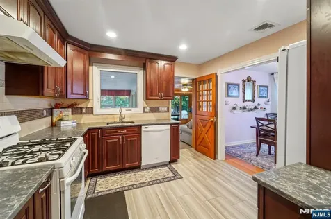 145 Willow Street Elmwood Park NJ 07407