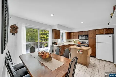 92 Lakeview Terrace Oakland NJ 07436