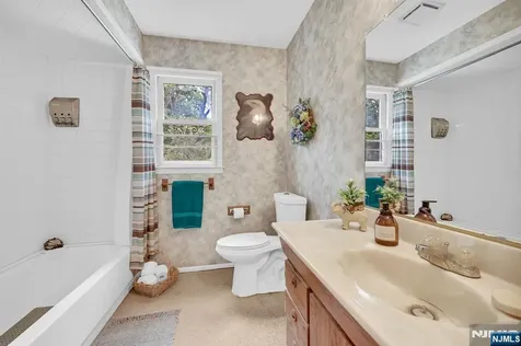 92 Lakeview Terrace Oakland NJ 07436