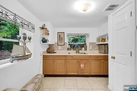 92 Lakeview Terrace Oakland NJ 07436