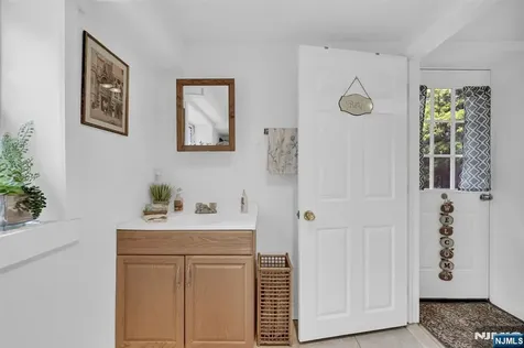 92 Lakeview Terrace Oakland NJ 07436