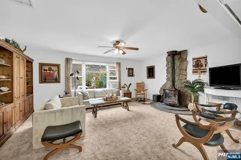 92 Lakeview Terrace Oakland NJ 07436