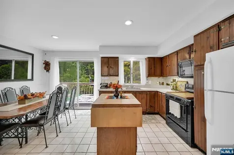 92 Lakeview Terrace Oakland NJ 07436