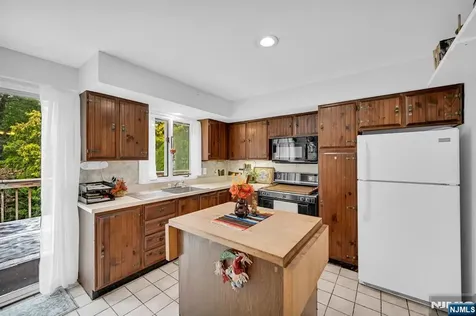 92 Lakeview Terrace Oakland NJ 07436