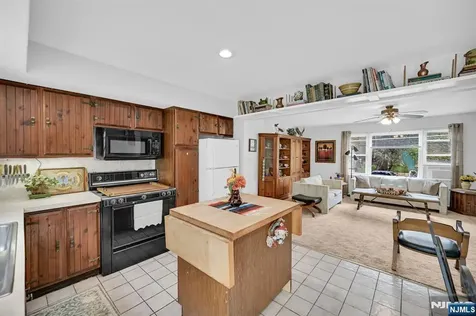 92 Lakeview Terrace Oakland NJ 07436