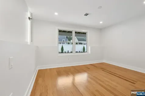 14 Redwood Street Bergenfield NJ 07621