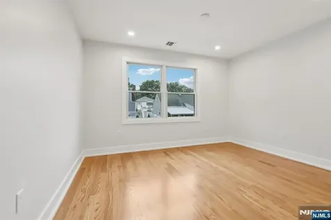 14 Redwood Street Bergenfield NJ 07621