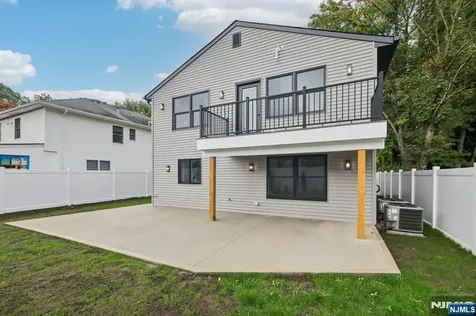 14 Redwood Street Bergenfield NJ 07621