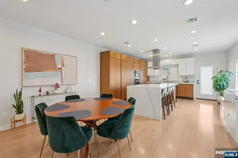 21 B Sterling Place Edgewater NJ 07020