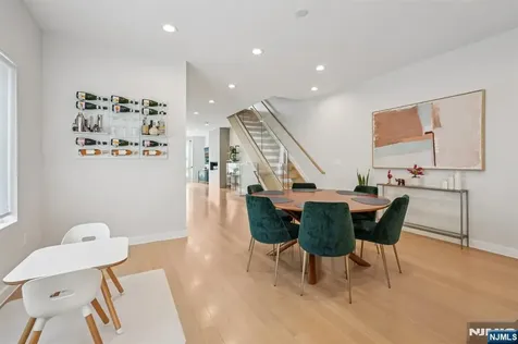 21 B Sterling Place Edgewater NJ 07020